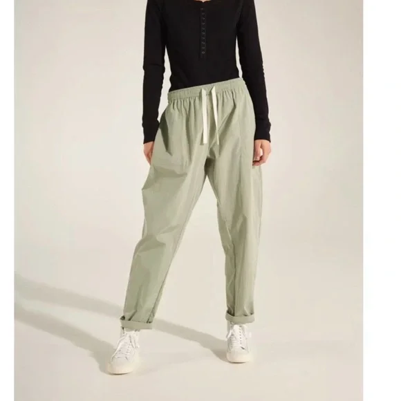 Halle Berry x Sweaty Betty Maia Woven Jogger in Chalkgreen - Picture 3 of 9